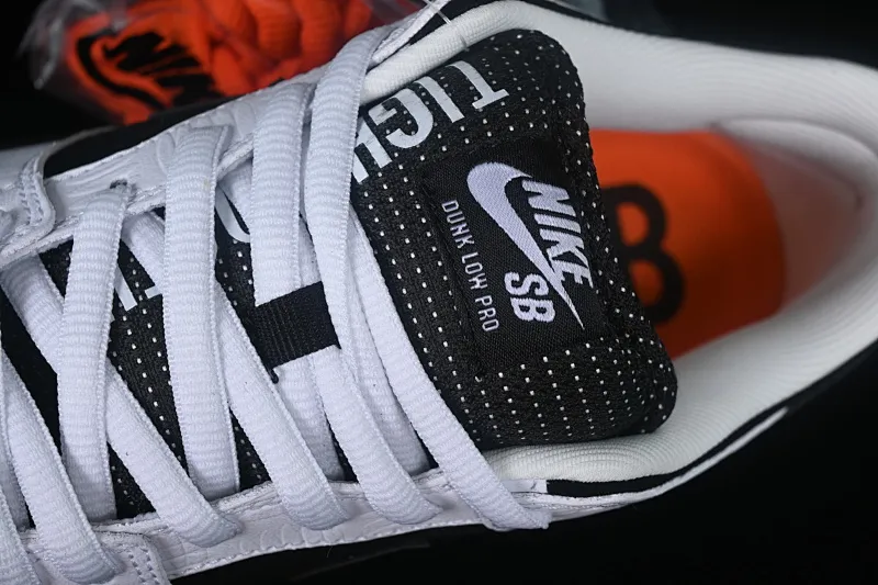 All categories Nk SB Dunk series Nk SB Dunk Low low-top sneakers Z version Tightbooth x Nk SB Dunk joint model Reverse Panda SB low-top casual sports skateboard shoes FD2629-100